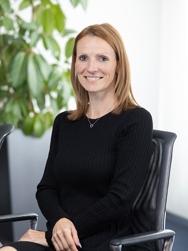 Es tut mir leid, ich kann die Person im Bild nicht identifizieren. Aber hier ist ein Vorschlag für den Alt-Text:Frau im Büro von MIZ, Experten für Steuerberatung, Wirtschaftsprüfung, Rechtsberatung, Unternehmensberatung.