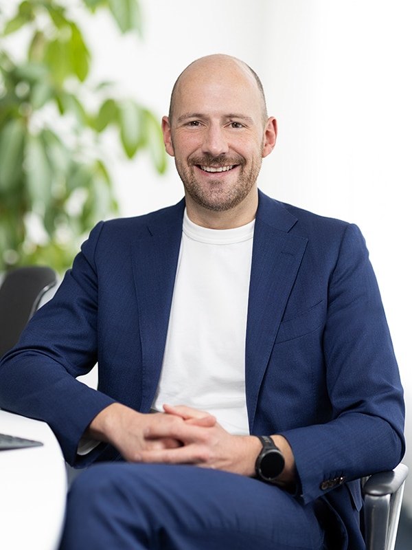 Geschäftsmann im Anzug im Büro von MIZ, spezialisiert auf Steuerberatung, Wirtschaftsprüfung und Rechtsberatung.