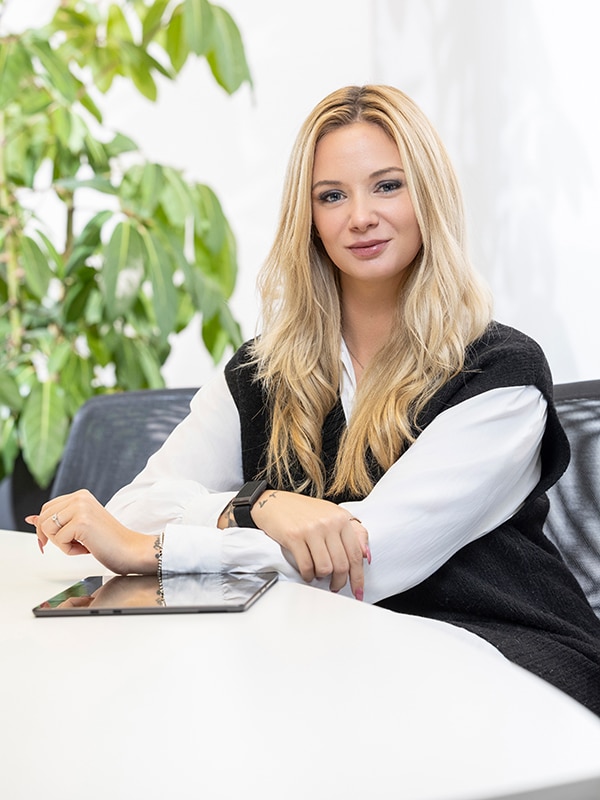 Geschäftsfrau mit Tablet in einem Büro von MIZ. Steuerberatung, Wirtschaftsprüfung, Rechtsberatung, Unternehmensberatung.